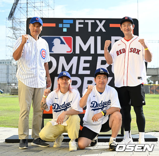 'FTX MLB 홈런더비 X 서울' 기자회견이 17일 인천 파라다이스시티 호텔에서 열렸다.이승엽, 곽윤기, 정근우, 박용택이 포토타임을 가지고 있다. 2022.09.16 /sunday@osen.co.kr