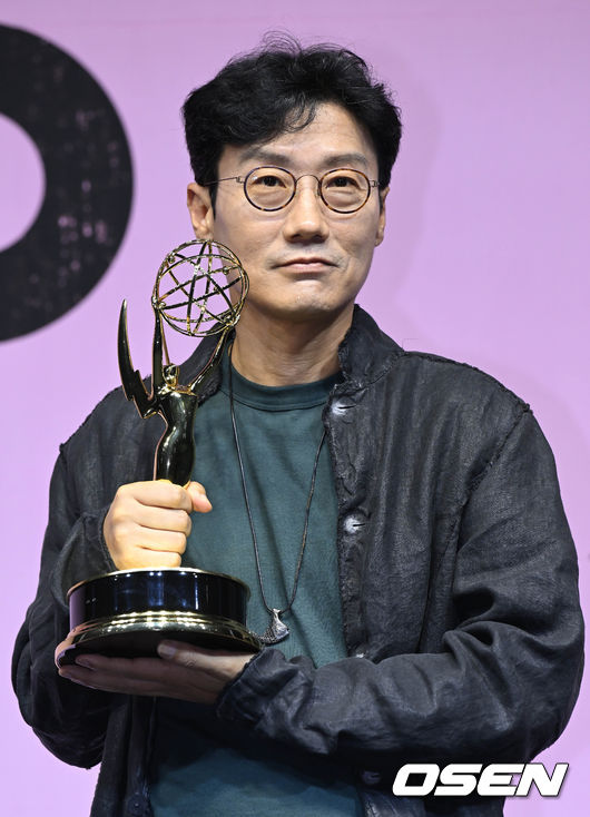 황동혁 감독이 포즈를 취하고 있다. 2022.09.16 /cej@osen.co.kr