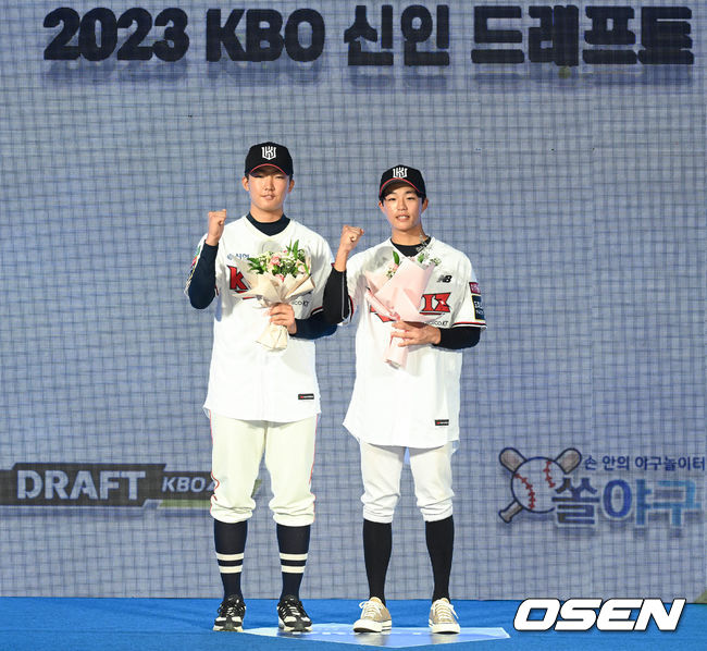 2023 KBO 신인 드래프트가 15일 오후 서울 웨스틴조선호텔 그랜드볼룸에서 열렸다.KBO 신인 드래프트는 1라운드부터 10라운드까지 진행되며 지명 순서는 2021년 팀순위의 역순인 한화 이글스-KIA 타이거즈-롯데 자이언츠-NC 다이노스-SSG 랜더스-키움 히어로즈-LG 트윈스-삼성 라이온즈-두산 베어스-KT 위즈 순으로 지명이 이뤄진다. 2023 KBO 신인 드래프트에 선발된 KT 선수들이 포즈를 취하고 있다. 2022.09.15 /cej@osen.co.kr