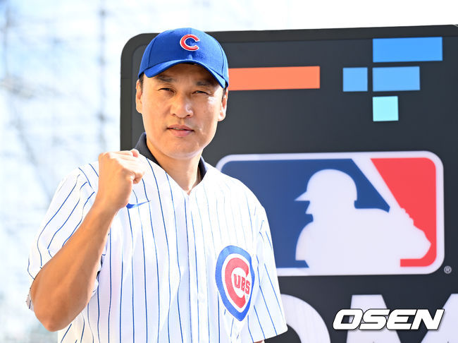 'FTX MLB 홈런더비 X 서울' 기자회견이 17일 인천 파라다이스시티 호텔에서 열렸다.이승엽이 포토타임을 가지고 있다. 2022.09.16 /sunday@osen.co.kr