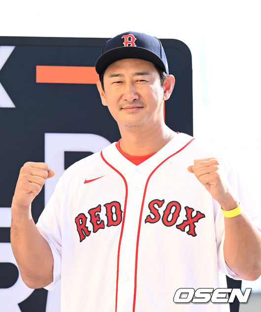 'FTX MLB 홈런더비 X 서울' 기자회견이 17일 인천 파라다이스시티 호텔에서 열렸다.박용택이 포토타임을 가지고 있다. 2022.09.16 /sunday@osen.co.kr