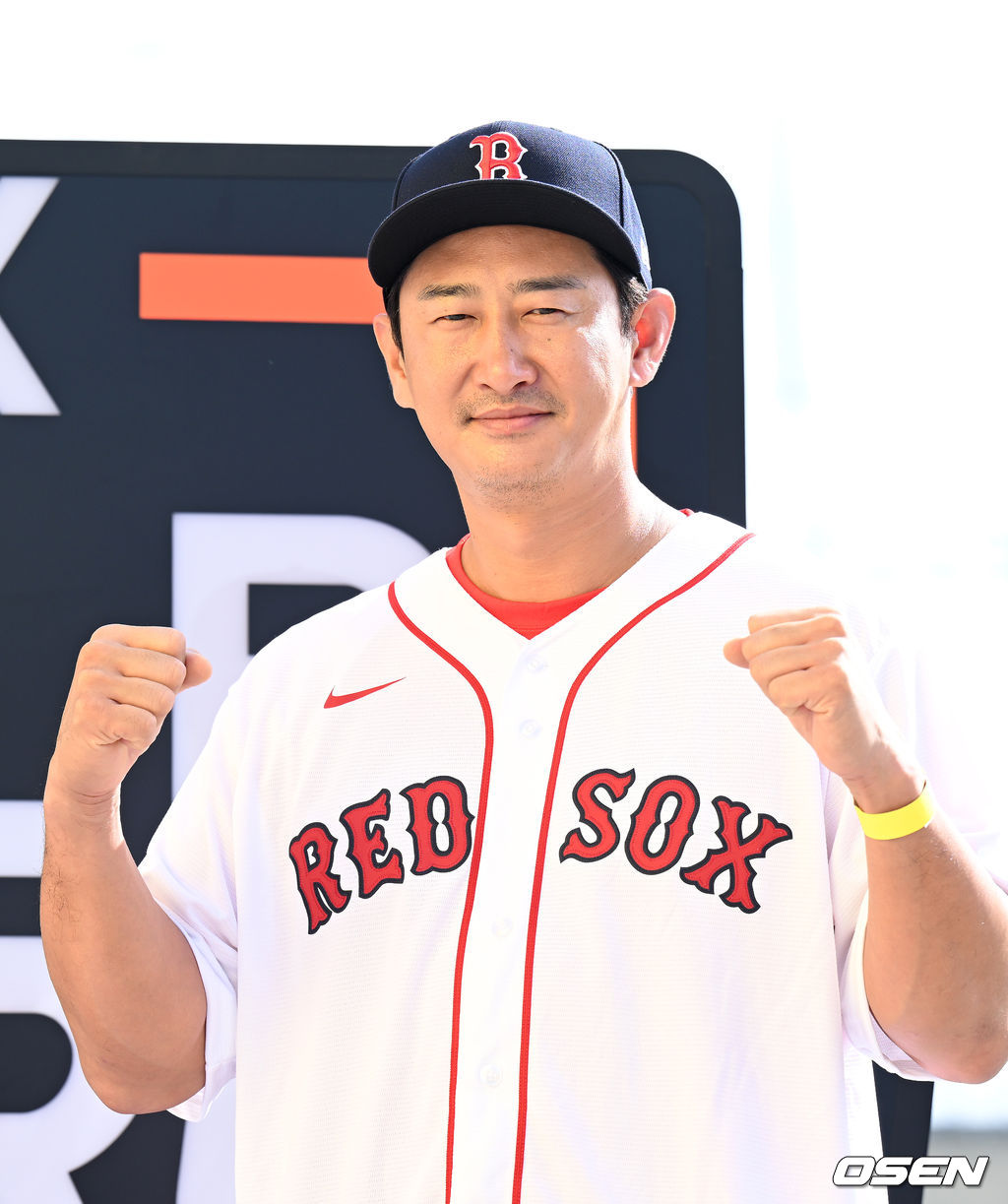 'FTX MLB 홈런더비 X 서울' 기자회견이 17일 인천 파라다이스시티 호텔에서 열렸다.박용택이 포토타임을 가지고 있다. 2022.09.16 /sunday@osen.co.kr