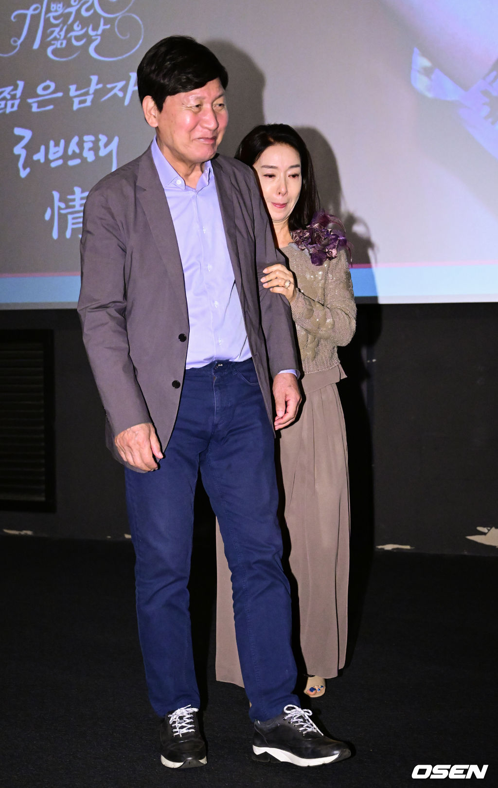 15일 오후 서울 강남구 압구정로 CGV 압구정에서 ‘배창호 감독 특별전’ 개막식 무대인사가 열렸다. 배우 안성기, 김보연이 포토타임을 마친 뒤 이동하고 있다. 2022.09.15 /ksl0919@osen.co.kr