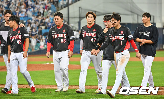 삼성 라이온즈에 1-10으로 패하며 6연패에 빠진 KIA 타이거즈 선수들이 팬들에게 인사를 하고 있다. 2022.09.17 / foto0307@osen.co.kr