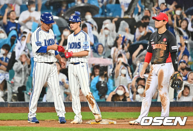 삼성 라이온즈 강한울이 7회말 1사 1,3루 우익수 앞 역전 2타점 적시타를 치고 하이파이브를 하고 있다. 2022.09.17 / foto0307@osen.co.kr