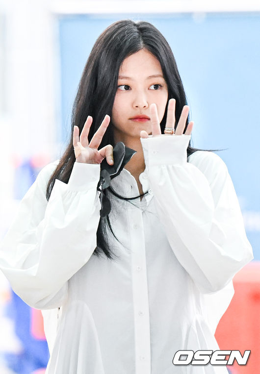 그룹 블랙핑크 제니가 출국장으로 이동하고 있다.  2022.08.25 / soul1014@osen.co.kr