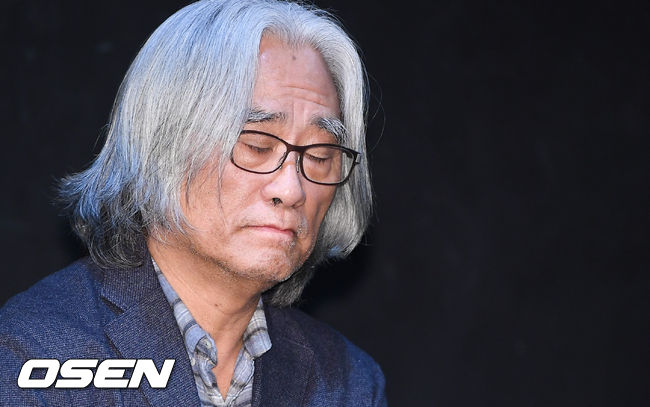 19일 오전 서울 종로구 30스튜디오에서 진행된 연극 감독 이윤택 성추행 관련 기자회견에서 이윤택 감독이 ㅎ생각에 잠겨 있다./ soul1014@osen.co.kr