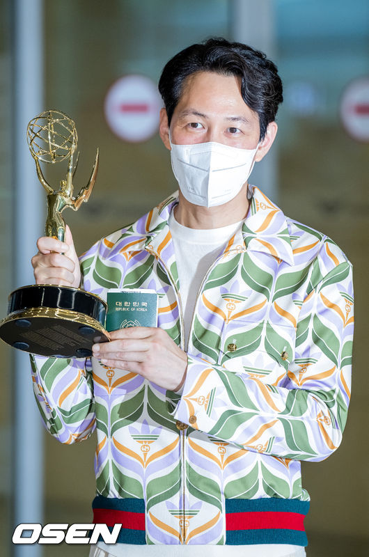 이정재가 에미상 남우주연상 트로피를 들어올리고 있다. 2022.09.18 / rumi@osen.co.kr