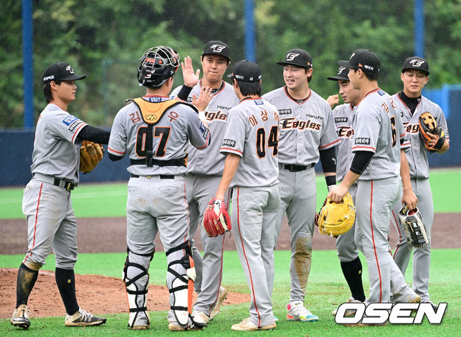 13일 오후 전남 함평기아챌린저스필드에서  열린 ‘2022 KBO 퓨처스리그’ KIA 타이거즈와 한화 이글스의 경기, 한화가 12-2로 승리하며 파죽의 13연승을 달렸다.경기를 마치고 승리한 한화 선수들이 인사를 나누고 있다. 2022.09.13 / dreamer@osen.co.kr