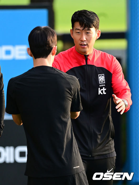 19일 오후 파울루 벤투 감독이 이끄는 축구대표팀이 파주 국가대표 트레이닝 센터(NFC)에 소집 후 훈련을 진행했다.대표팀 손흥민, 김문환이 인사를 나누고 있다. 2022.09.19 /ksl0919@osen.co.kr