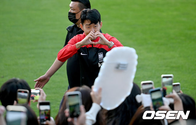 19일 오후 파울루 벤투 감독이 이끄는 축구대표팀이 파주 국가대표 트레이닝 센터(NFC)에 소집 후 훈련을 진행했다.대표팀 손흥민이 팬들에게 인사를 하고 있다. 2022.09.19 /ksl0919@osen.co.kr