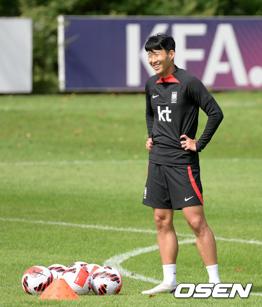 파울루 벤투 감독이 이끄는 대한민국 축구대표팀이 20일 파주 국가대표 트레이닝 센터(NFC)에서 ‘2022 카타르월드컵’을 대비한 평가전 소집 훈련을 진행했다.A대표팀 손흥민이 패스게임 훈련을 앞두고 미소짓고 있다. 2022.09.20 / dreamer@osen.co.kr