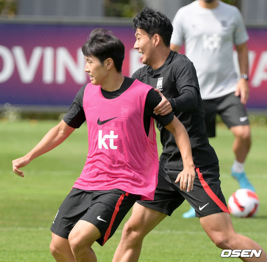 파울루 벤투 감독이 이끄는 대한민국 축구대표팀이 20일 파주 국가대표 트레이닝 센터(NFC)에서 ‘2022 카타르월드컵’을 대비한 평가전 소집 훈련을 진행했다.A대표팀 손흥민과 이강인이 미니게임 훈련을 펼치고 있다. 2022.09.20 / dreamer@osen.co.kr