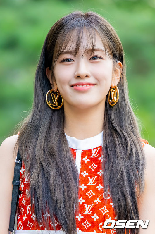 그룹 아이브(IVE)의 안유진이 출근길에 입장하며 포즈를 취하고 있다. 2022.09.02 / rumi@osen.co.kr