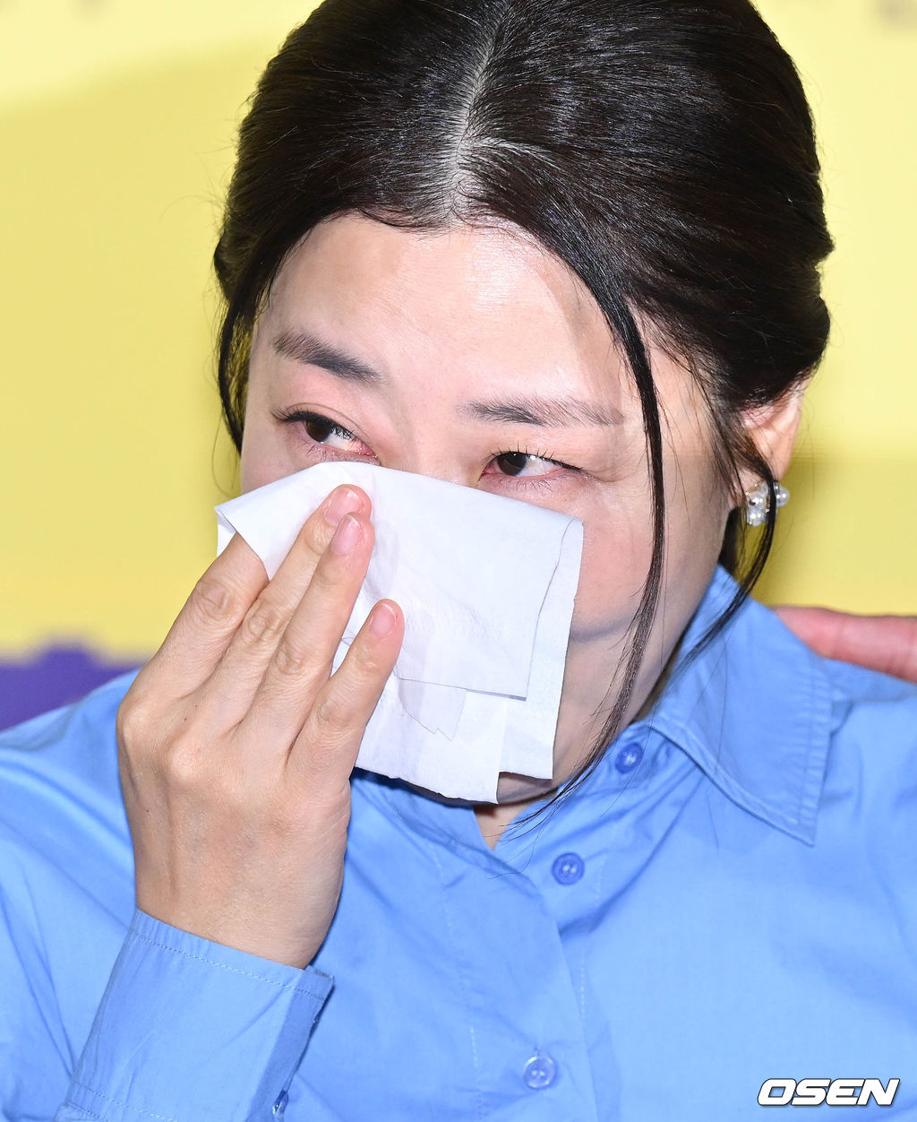 20일 오후 서울 강남구 메가박스 코엑스에서 영화 '정직한 후보2(감독 장유정)’ 언론시사 및 기자간담회가 열렸다.  '정직한 후보2'는 화려한 복귀의 기회를 잡은 전 국회의원 주상숙(라미란 분)과 그의 비서 박희철(김무열 분)이 '진실의 주둥이'를 쌍으로 얻게 되며 더 큰 혼돈의 카오스로 빠져드는 웃음 대폭발 코미디. 오는 9월 28일 개봉한다.  배우 라미란이 질의읃답 중 눈물을 닦고 있다. 2022.09.20 /cej@osen.co.kr