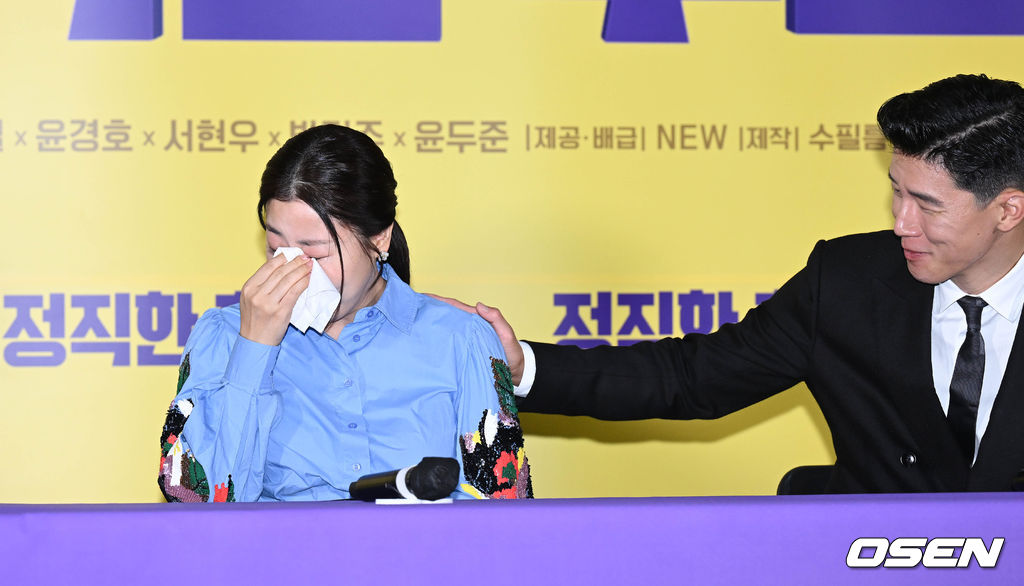 20일 오후 서울 강남구 메가박스 코엑스에서 영화 '정직한 후보2(감독 장유정)’ 언론시사 및 기자간담회가 열렸다.  '정직한 후보2'는 화려한 복귀의 기회를 잡은 전 국회의원 주상숙(라미란 분)과 그의 비서 박희철(김무열 분)이 '진실의 주둥이'를 쌍으로 얻게 되며 더 큰 혼돈의 카오스로 빠져드는 웃음 대폭발 코미디. 오는 9월 28일 개봉한다.  배우 라미란이 질의읃답 중 눈물을 닦고 있다. 2022.09.20 /cej@osen.co.kr