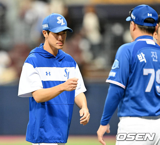 삼성이 키움을 꺾고 3연승을 달렸다. 5위 KIA가 이날 패배하면 2.5경기 차이로 좁혀진다. 삼성은 20일 서울 고척 스카이돔에서 열린 키움과의 경기에서 10-2로 승리했다. 삼성 강한울이 박진만 감독대행과 승리를 기뻐하고 있다. 2022.09.20 /cej@osen.co.kr