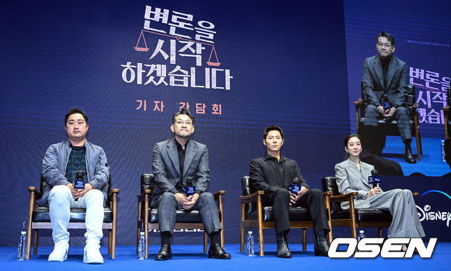 21일 오전 서울 웨스틴조선호텔 그랜드볼룸에서   디즈니+ 오리지널 시리즈 '변론을 시작하겠습니다' 제작발표회가 열렸다.'변론을 시작하겠습니다'는 성공을 위해 무엇이든 물어뜯는 독종 변호사 노착희(정려원 분)와 꽂히면 물불 안 가리는 별종 변호사 좌시백(이규형 분), 극과 극인 두 변호사가 함께 일하며 맞닥뜨리는 사건 속 숨겨진 진실을 추적하는 법정 미스터리 드라마다.강민구PD, 배우 정진영, 이규형, 정려원이 질의응답 시간을 갖고 있다. 2022.09.21 /cej@osen.co.kr