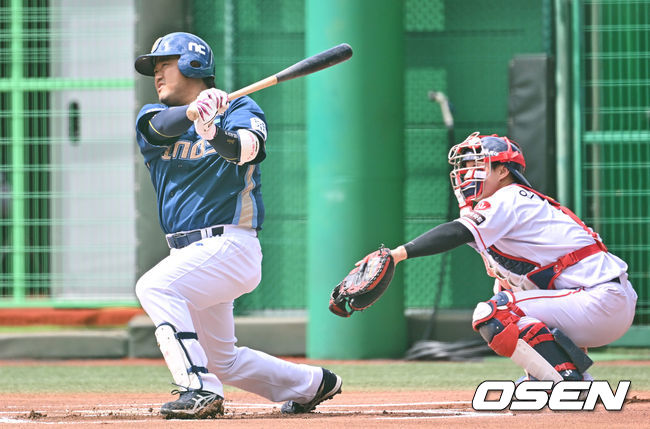 20일 김해 상동구장에서 2022 KBO 퓨처스리그 롯데 자이언츠와 NC 다이노스의 경기가 열렸다.NC 다이노스 박석민이 1회초 첫 타석에서 좌전 안타를 치고 있다. 2022.09.20