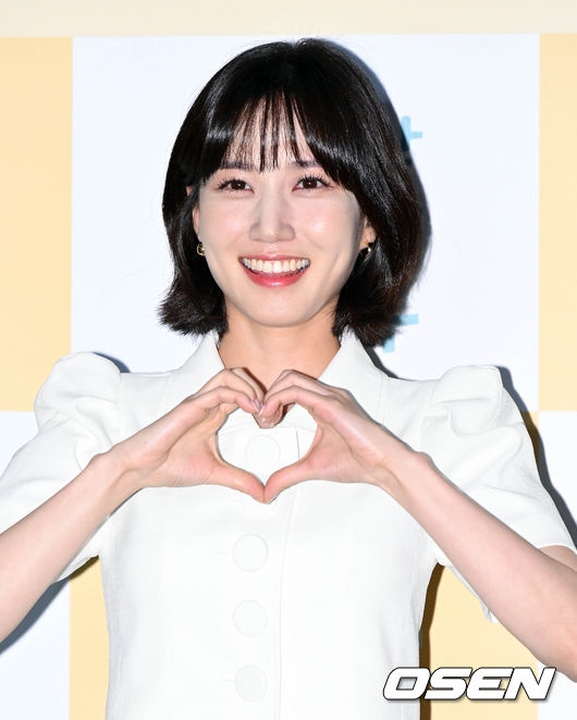 ENA 수목드라마 '이상한 변호사 우영우(이하 ‘우영우’)’ 시청자 단체관람 이벤트 포토월 행사가 18일 오후 서울 용산구 CGV용산아이파크몰에서 열렸다.이날 행사에는 유인식 감독, 박은빈, 강태오, 강기영, 하윤경, 주종혁, 전배수가 참석했다.배우 박은빈이 포즈를 취하고 있다. 2022.08.18 /cej@osen.co.kr