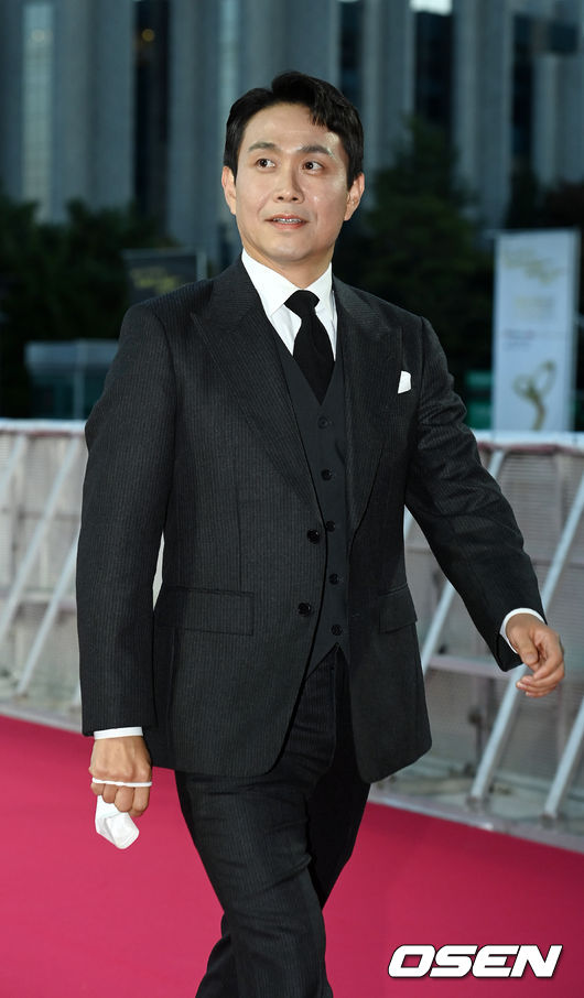 28일 오후 서울 중구 국립극장 해오름극장에서 대한민국 대중문화예술상 시상식’이 열렸다. 배우 오정세가 레드카펫을 밟으며 포즈를 취하고 있다. 21.10.28/rumi@osen.co.kr