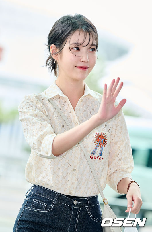 배우 겸 가수 이지은(아이유)가 25일 오후 인천국제공항을 통해 영화 '브로커' 일본 프로모션 참석차 일본으로 출국하고 있다. 2022.06.25 / soul1014@osen.co.kr
