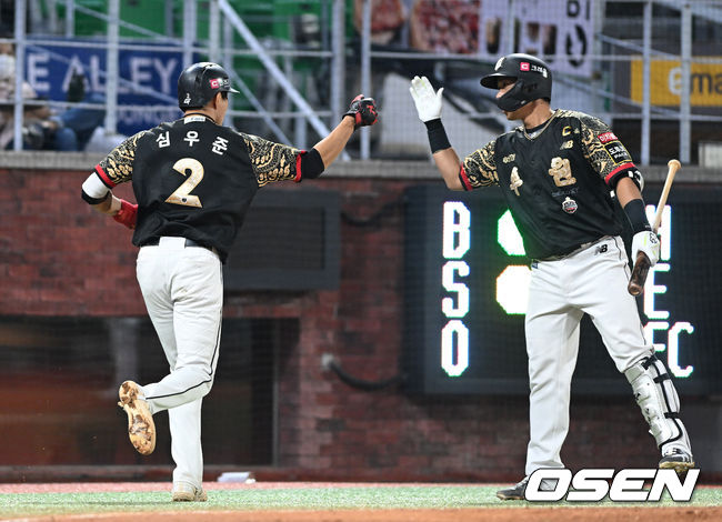 21일 오후 인천 SSG 랜더스필드에서 2022 신한은행 SOL KBO 리그 SSG 랜더스와 KT 위즈의 경기가 열렸다.9회초 무사 1,2루에서 KT 강백호의 땅볼 때 SSG 최주환의 포구 실책을 틈타 홈으로 쇄도해 세이프 되고 있다. 2022.09.21 /sunday@osen.co.kr