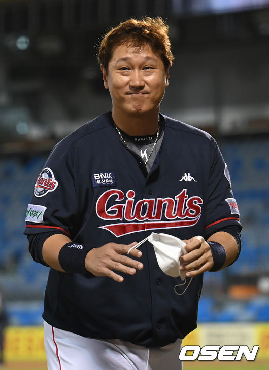대전 은퇴 투어의 주인공 이대호가 9회 역전 만루 홈런으로 포효했다. 롯데는 20일 대전 한화생명이글스파크에서 열린 2022 신한은행 SOL KBO리그 한화와의 원정경기를 8-6 역전승으로 장식했다.경기 종료 후 롯데 이대호가 팬들을 향해 미소짓고 있다. /ksl0919@osen.co.kr
