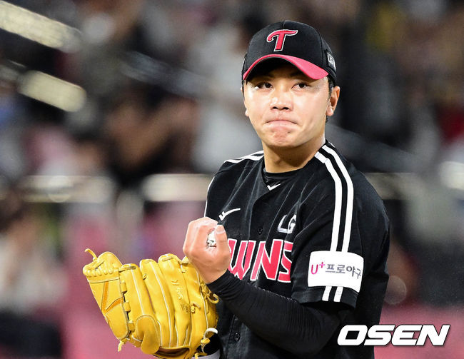 김윤식이 병살타를 유도한 뒤 야수들을 향해 박수를 보내고 있다./OSEN DB