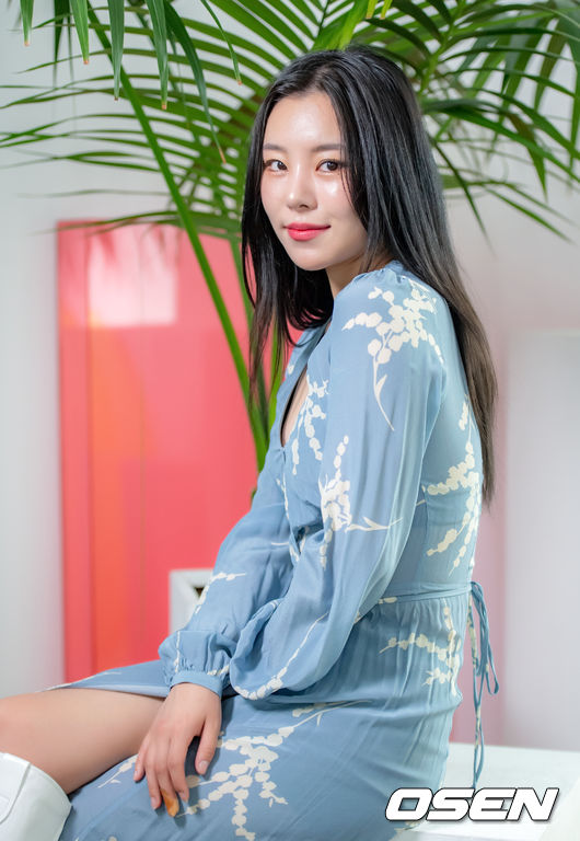 그룹 마마무(MAMAMOO)가 새 미니앨범 'WAW' 발매를 맞아 서울 마포구 한 스튜디오에서 네이버 V라이브 OSEN ‘스타로드’ 녹화를 진행했다.새 미니앨범 'WAW'는 마마무가 데뷔 후 쉼 없이 달려오며 겪었던 일들에 대한 솔직한 감정과 생각을 담아낸 앨범으로, 타이틀곡 'Where Are We Now'를 비롯해 '내일의 너, 오늘의 나(Another Day)', '애써(A Memory for Life)', '우린 결국 다시 만날 운명이었지 Part.2 (Destiny Part.2)' 등 총 4트랙이 수록됐다.마마무 휘인이 '스타로드' 촬영에 앞서 포즈를 취하고 있다. 2021.06.02 /cej@osen.co.kr