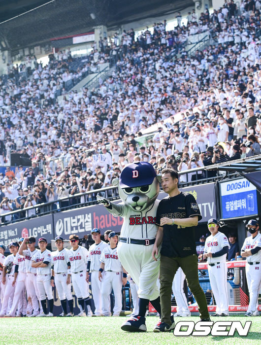 5회말 클리닝 타임때 진행된 KBO 레전드 40인 시상식에서 레전드로 선정된 김동주가 팬들 응원을 받으며 등장하고 있다. 2022.09.25 /