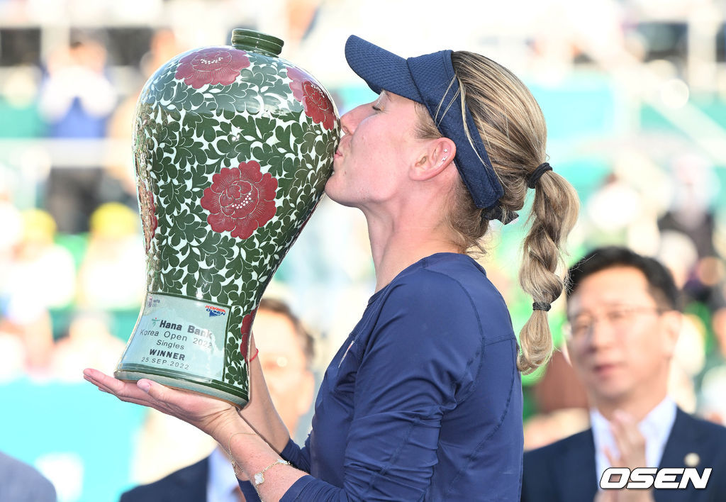 25일 오후 서울 송파구 올림픽공원 테니스코트에서 여자프로테니스(WTA) 투어 하나은행 코리아오픈(총상금 25만1천750달러) 단식 결승전에서 에카테리나 알렉산드로바(24위·러시아)가 옐레나 오스타펜코(19위·라트비아)를 꺾고 우승을 차지했다.알렉산드로바가 우승 트로피를 들고 포즈를 취하고 있다. 2022.09.25 /cej@osen.co.kr