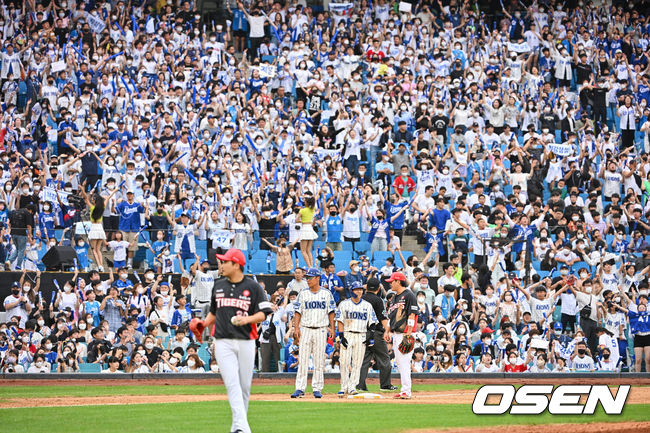 삼성 라이온즈 팬들이 득점 찬스가 만들어지자 환호하고 있다. 2022.09.18 / foto0307@osen.co.kr