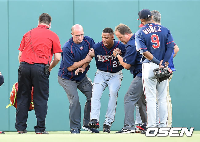 미네소타 바이런 벅스턴이 타구를 잡으려다 부상을 당해 교체되고 있다. 2016.07.09 /OSEN DB