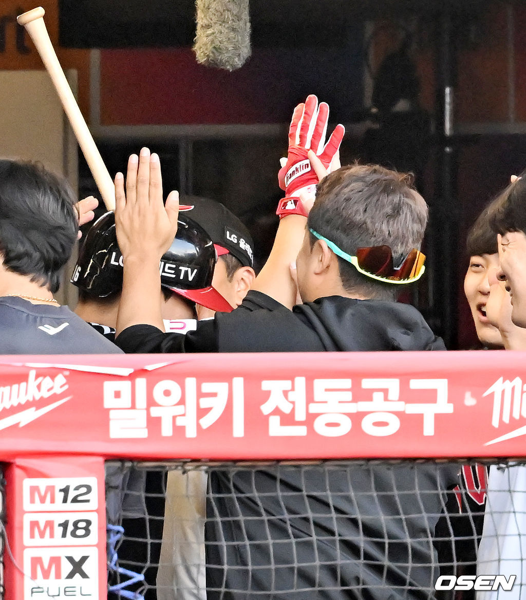 연장 10회초 2사 주자 만루 김민성이 좌월 역전 만루 홈런을 날린 후 덕아웃에서 배트를 들고 동료들의 축하를 받고 있다. 2022.09.25 /rumi@osen.co.kr
