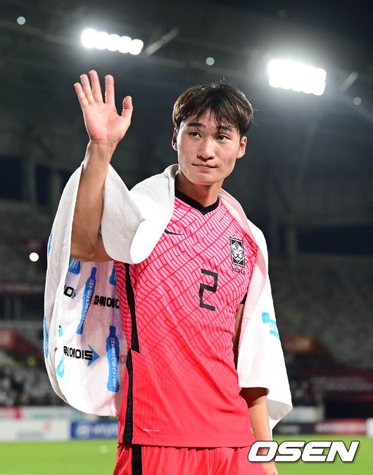 '올림픽 대표팀' 황선홍호가 '강호' 우즈베키스탄을 상대로 비겼다.황선홍 감독이 이끄는 올림픽대표팀(21세 이하)은 26일 오후 8시 경기도 화성종합경기타운에서 우즈베키스탄과 평가전을 치러 1-1 무승부를 기록했다.경기 종료 후 한국 조현택이 관중들을 향해 손을 흔들고 있다. 2022.09.26 /cej@osen.co.kr