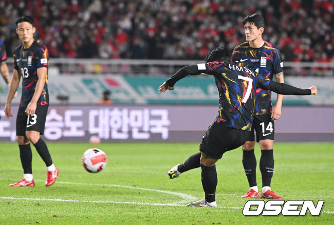 손흥민이 동점골을 터트린 대한민국이 10명이 싸운 코스타리카와 2-2 무승부를 기록했다. <br /><br />대한민국(FIFA 랭킹 28위)은 23일 고양종합운동장에서 열린 코스타리카(FIFA 랭킹 34위)와 친선전서 후반 터진 손흥민의 동점골에 힘입어 2-2 무승부를 기록했다. <br /><br />후반 손흥민이 프리킥으로 동점골을 넣고 있다. 2022.09.23 / soul1014@osen.co.kr<br />