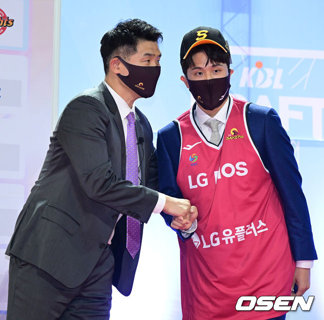 1순위 창원 LG 조상현 감독이 양준석을 지명한 뒤 인사를 나누고 있다. 2022.09.27 / dreamer@osen.co.kr