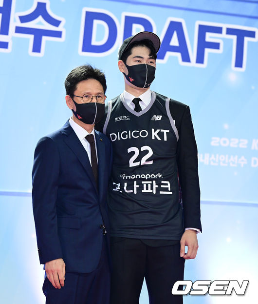 2순위 KT 서동철이 이두원을 지명한 뒤 포즈를 취하고 있다. 2022.09.27 / dreamer@osen.co.kr