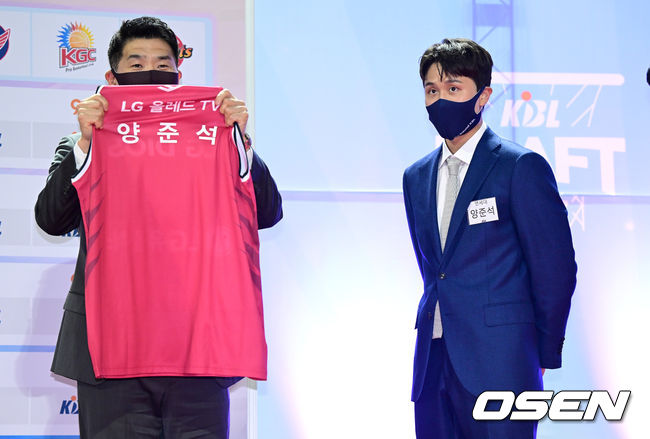 1순위 창원 LG 조상현 감독이 양준석을 지명한 뒤 유니폼을 들고 포즈를 취하고 있다. 2022.09.27 / dreamer@osen.co.kr