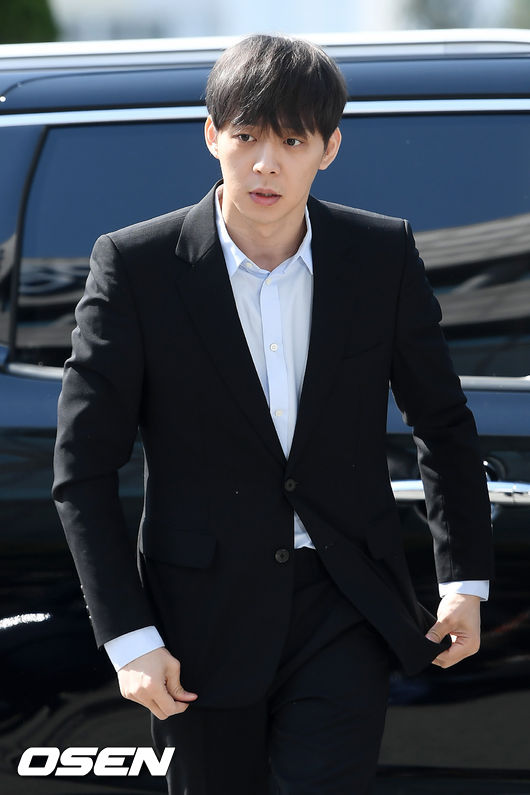 17일 오전 경기 수원시 장안구 경기남부지방경찰청 앞에서 그룹 JYJ 멤버이자 배우 박유천이 경찰에 소환되고 있다. <br /><br />박유천은 앞서 황하나에 의해 마약을 권유한 연예인 A씨로 지목당하면서 논란이 일었다. 이에 지난 10일 기자회견을 열고 자신이 황하나가 지목한 연예인 A씨가 맞지만 마약을 하지 않았다라고 직접 밝혔다.<br />한편, 경기남부지방경찰청 마약수사대는 지난 16일 오전 박유천의 자택을 압수수색한 가운데, 박유천은 이 날 경찰에 자진 출석했다.<br /><br />가수이자 배우 박유천이 경기남부지방경찰청 포토라인으로 향하고 있다. /rumi@osen.co.kr