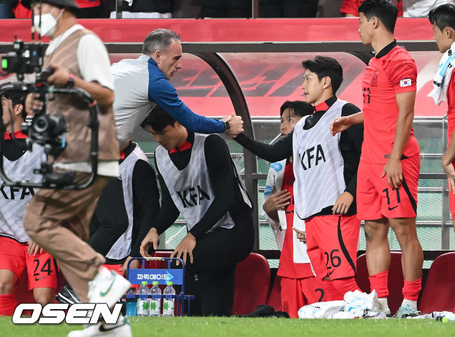 경기종료 후 벤투 감독과 이강인이 악수를 나누고 있다.  2022.09.27 / soul1014@osen.co.kr