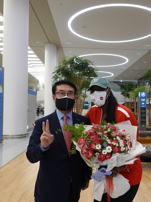 페퍼저축은행 김형실 감독(좌)과 나아 리드 / 페퍼저축은행 제공