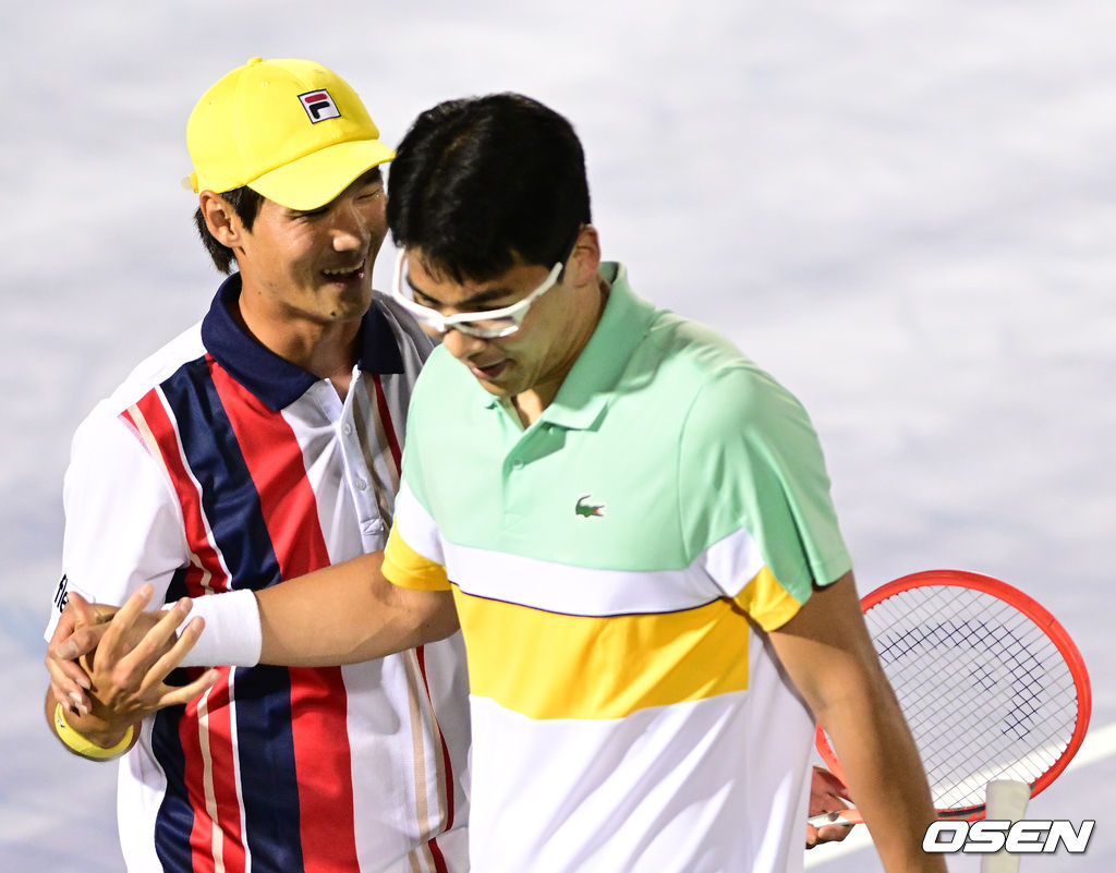 28일 오후 서울 방이동 올림픽공원 테니스경기장에서 ‘남자프로테니스(ATP) 투어 코리아오픈’ 복식 1회전 정현-권순우와 한스 버두고-트리트 휴이의 경기, 세트스코어 2-1(2-6 6-2 10-8)로 정현-권순우 조가 짜릿한 역전승을 거뒀다.경기를 마치고 권순우(왼쪽)과 정현이 승리를 기뻐하고 있다. 2022.09.28 / dreamer@osen.co.kr