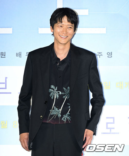 10일 오전 서울 용산구 CGV용산아이파크몰에서 영화 '브로커(감독 고레에다 히로카즈)' 제작보고회가 열렸다.배우 송강호, 강동원, 이지은(아이유), 이주영 등이 출연하는 영화 '브로커'는  베이비 박스를 둘러싸고 관계를 맺게 된 이들의 예기치 못한 특별한 여정을 그린 작품이다. 오는 6월 8일 개봉한다.배우 강동원이 포즈를 취하고 있다. 2022.05.10 /cej@osen.co.kr