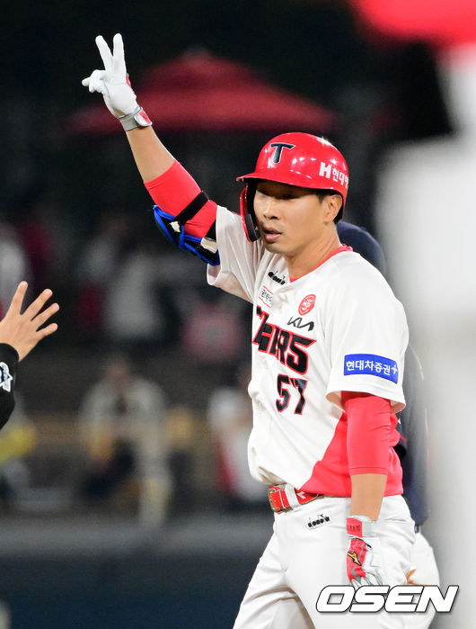 29일 오후 광주-기아챔피언스필드에서 '2022 신한은행 SOL KBO 리그' KIA 타이거즈와 롯데 자이언츠의 경기가 열렸다. 7회말 1사 1,2루에서 대타로 나선 KIA 고종욱이 1타점 적시 2루타를 날리고 세리머니를 하고 있다. 2022.09.29 /jpnews@osen.co.kr