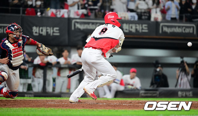 29일 오후 광주-기아챔피언스필드에서 '2022 신한은행 SOL KBO 리그' KIA 타이거즈와 롯데 자이언츠의 경기가 열렸다.7회말 1사 2,3루에서 KIA 류지혁이 스퀴즈 번트를 성공하고 있다. 2022.09.29 /jpnews@osen.co.kr