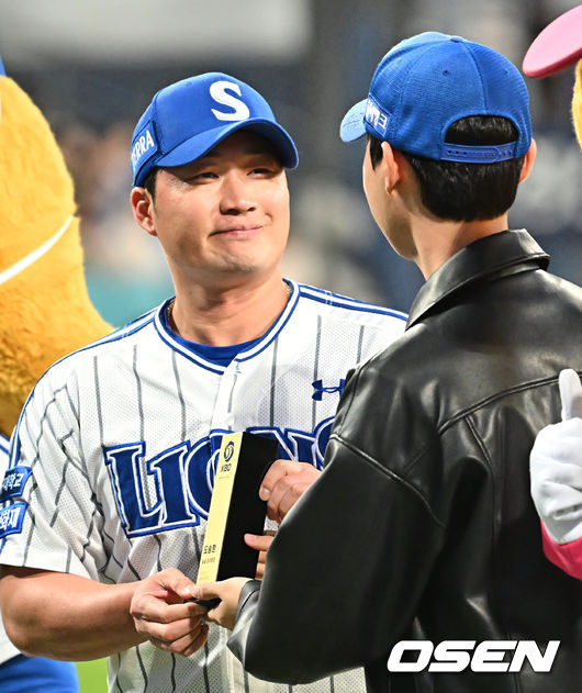 삼성 라이온즈 오승환이 8월 KBO 팬퍼스트상을 팬으로부터 수상하고 있다. 2022.09.29 / foto0307@osen.co.kr