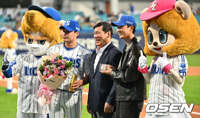 삼성 라이온즈 오승환이 8월 KBO 팬퍼스트상을 수상하고 기념촬영을 하고 있다. 2022.09.29 / foto0307@osen.co.kr