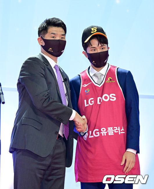 1순위 창원 LG 조상현 감독이 양준석을 지명한 뒤 유니폼을 들고 포즈를 취하고 있다. 2022.09.27 / dreamer@osen.co.kr